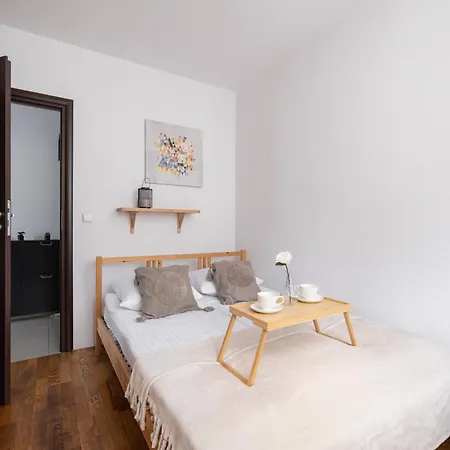 Stylowy Apartament Z Oddzielna Sypialnia Niedaleko Centrum Chorzowa By Noclegi Renters Exterior photo